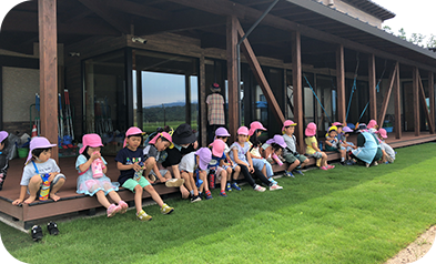 ［ 遊戯室から園庭へ ］